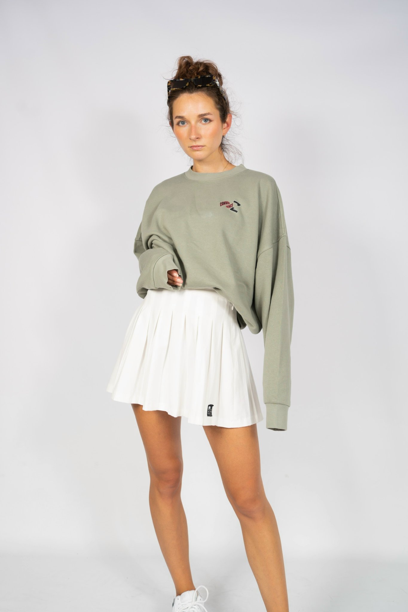 Sweater là kiểu áo có thiết kế rộng rãi, thoải mái, thường được làm bằng nỉ, dài ngang hông. Với chất liệu ấm áp và kiểu dáng hiện đại, đây là một trong những item được rất nhiều bạn trẻ ưa chuộng. Thế nhưng bạn đã chọn được size áo chuẩn nhất với dáng người của mình để có được một chiếc áo sweater đẹp chưa ?