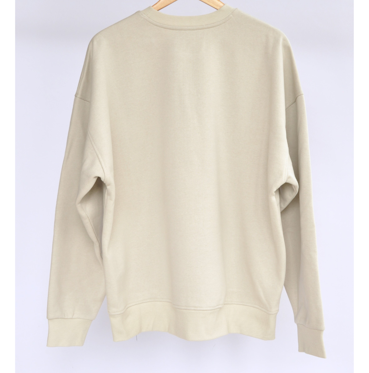 Sweater là kiểu áo có thiết kế rộng rãi, thoải mái, thường được làm bằng nỉ, dài ngang hông. Với chất liệu ấm áp và kiểu dáng hiện đại, đây là một trong những item được rất nhiều bạn trẻ ưa chuộng. Thế nhưng bạn đã chọn được size áo chuẩn nhất với dáng người của mình để có được một chiếc áo sweater đẹp chưa ?